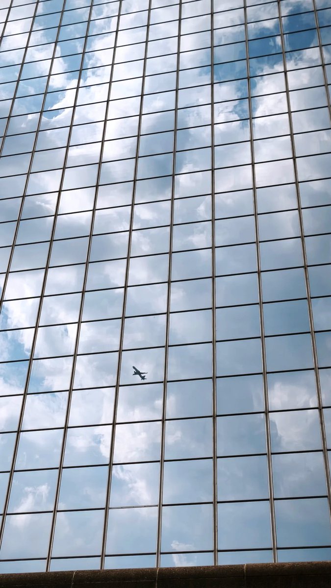 patushk's tweet photo. ¿Es un avión o un píxel muerto en el cielo? https://t.co/9oE9SJXMYF