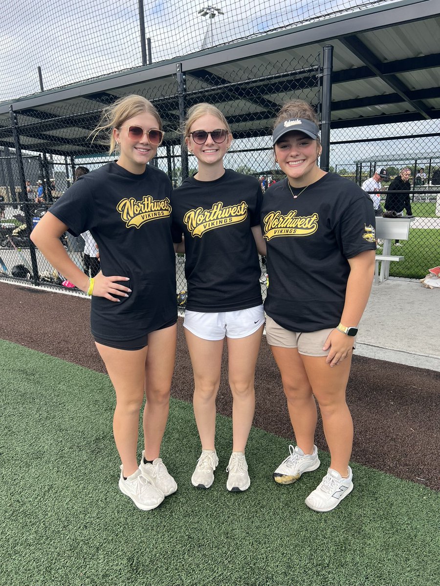 GraclynSimmons's tweet photo. 🌟 Had an awesome time coaching our freshman and sophomore softball players at Freshman State this last weekend !🥎💪 I’m so proud of each of them and can’t wait to kick off our high school season next week! Huge shoutout to Peyton and Naleah for helping coach! https://t.co/8bVEK9HWMV
