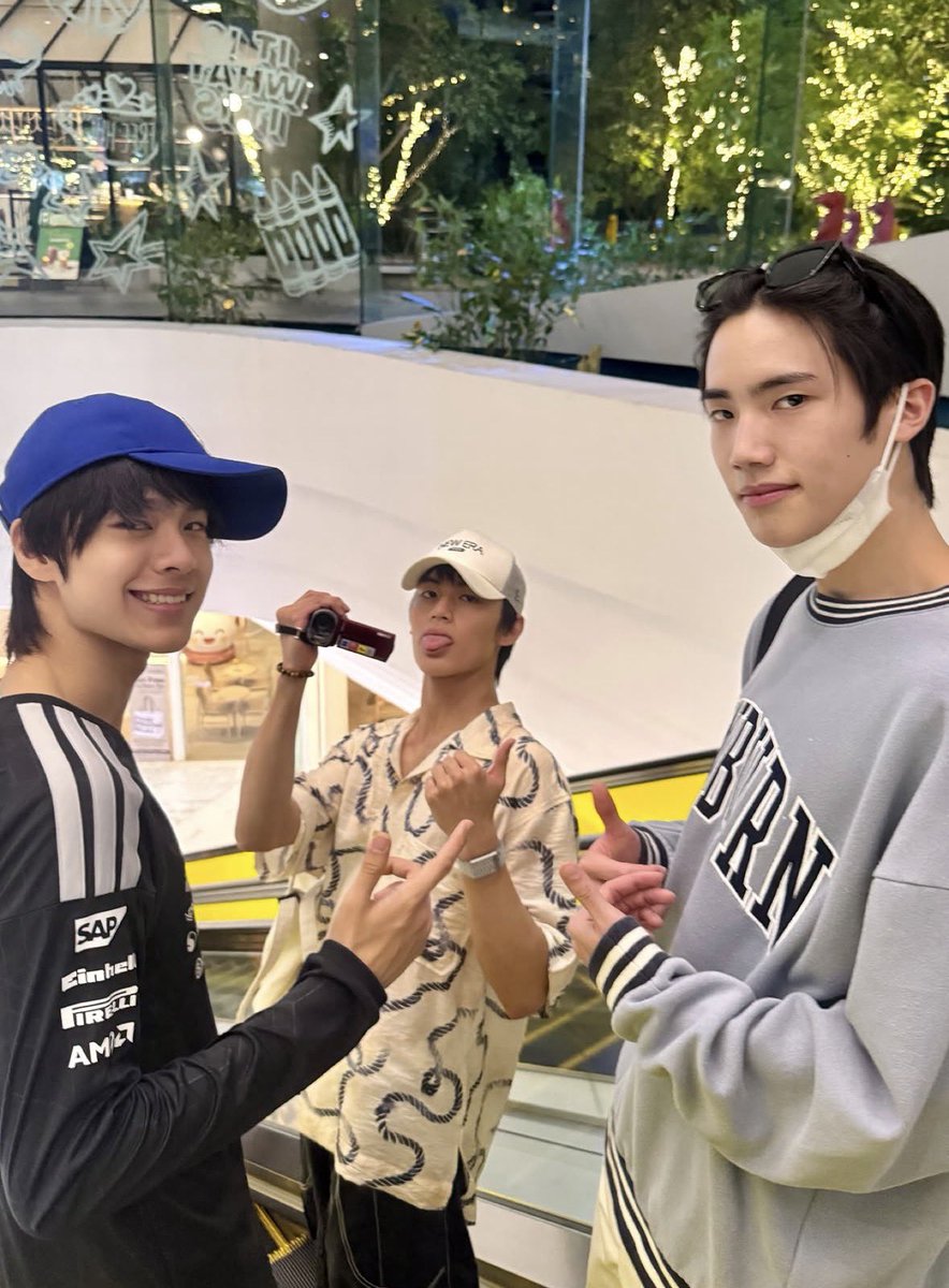 babyindec's tweet photo. พี่ย้งพาเด้ก ๆ ไปเที่ยวหรอ พวกฮีเหมือนแก๊งเด้กแสบมากอะ น่าย้ากกกกก https://t.co/BG5P5kageQ