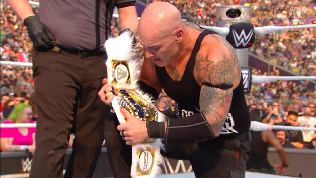 Total_CatchYT's tweet photo. 🚨 Baron Corbin bat Trick Williams et devient champion US !

MDR. 

En 45 minutes, tu as vu ce que fait de bien et de pire la WWE. 

#summerslam https://t.co/X8AVFsnWYS