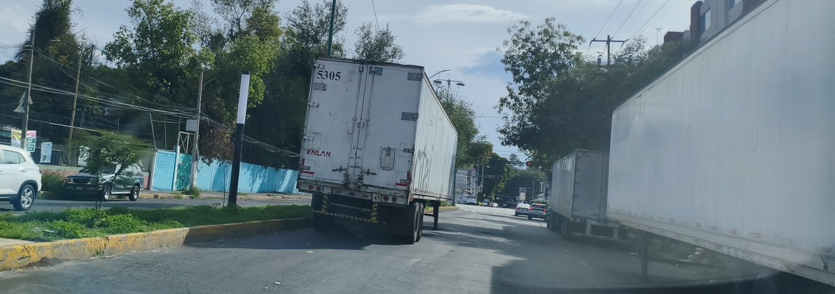 rulopj83's tweet photo. @OVIALCDMX
@UCS_GCDMX se solicita retiró de caja abandonada lleva 3 dias estacionada y estorbando sobre el camellon, Dejado 1 carril libre vial, en margarita maza de juarez esquina con vallejo. En @TuAlcaldiaGAM @C5_CDMX se solicita apoyo #TransitoGCDMX para retiro. https://t.co/WTx1foUdUw