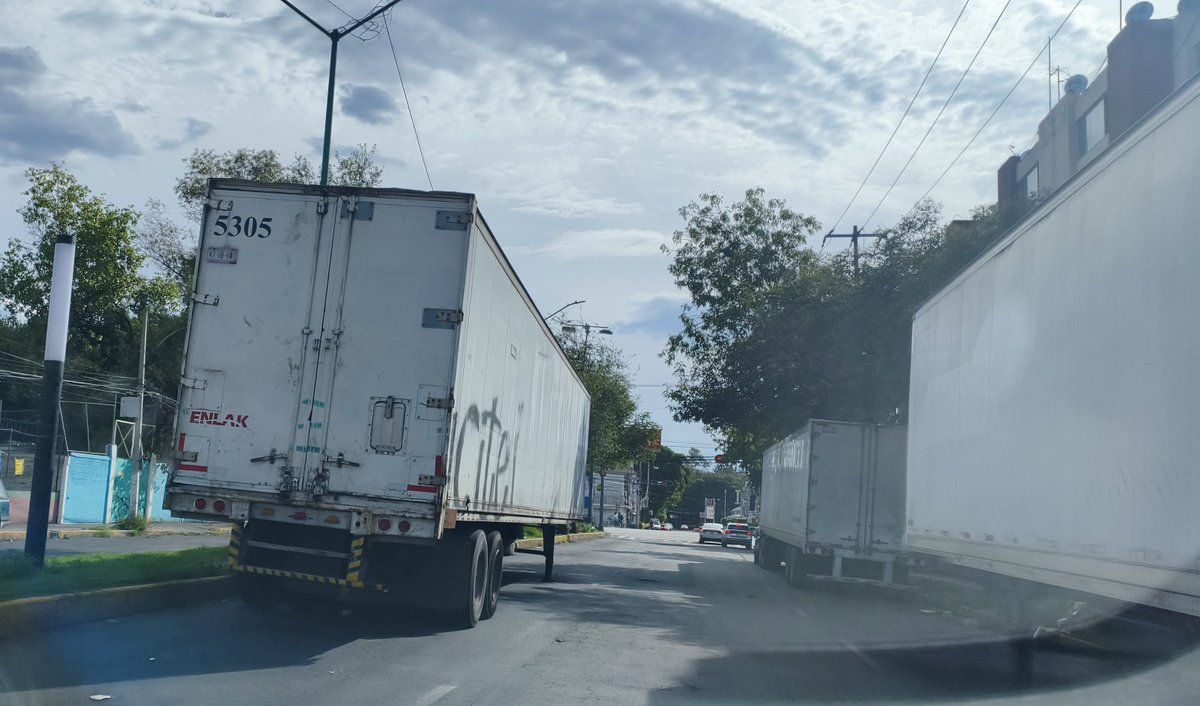 rulopj83's tweet photo. @OVIALCDMX
@UCS_GCDMX se solicita retiró de caja abandonada lleva 3 dias estacionada y estorbando sobre el camellon, Dejado 1 carril libre vial, en margarita maza de juarez esquina con vallejo. En @TuAlcaldiaGAM @C5_CDMX se solicita apoyo #TransitoGCDMX para retiro. https://t.co/WTx1foUdUw