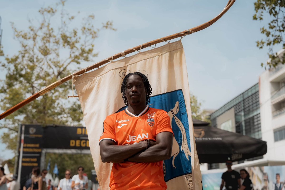 sporenterBiz's tweet photo. 🇸🇳 FC Lorient have strengthened their attack with the signing of Souleymane Faye.
The 23-year-old Senegalese winger arrives from Sporting CP on a season-long loan, with an option to make the move permanent.
#FCLorient #SouleymaneFaye #Senegal #Ligue1 #FootballTransfers https://t.co/BEZrmBjAak