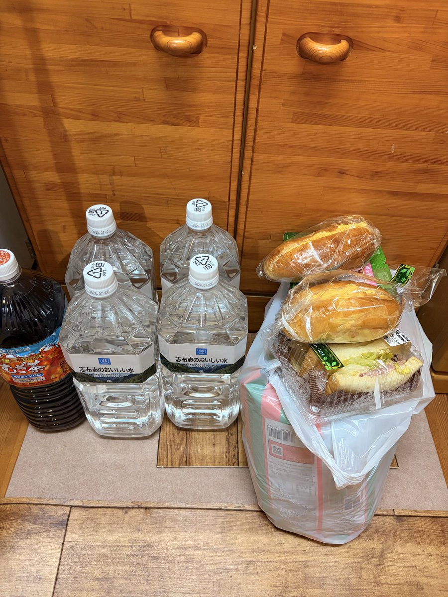 makki8632's tweet photo. 地震の片付けがなかなか進まない中、コーチ仲間が我が家まで来てくれた！

しかも水と食料を持って。
顔見た瞬間、嬉しすぎてハグ。

片付けの手を止めてしばしおしゃべり。
それだけで、俄然やる気が出てきた！

人の温かさは壊れないなと。

まだ今日も片付けしよう♪

#熊本地震 https://t.co/vedC9Eakqx