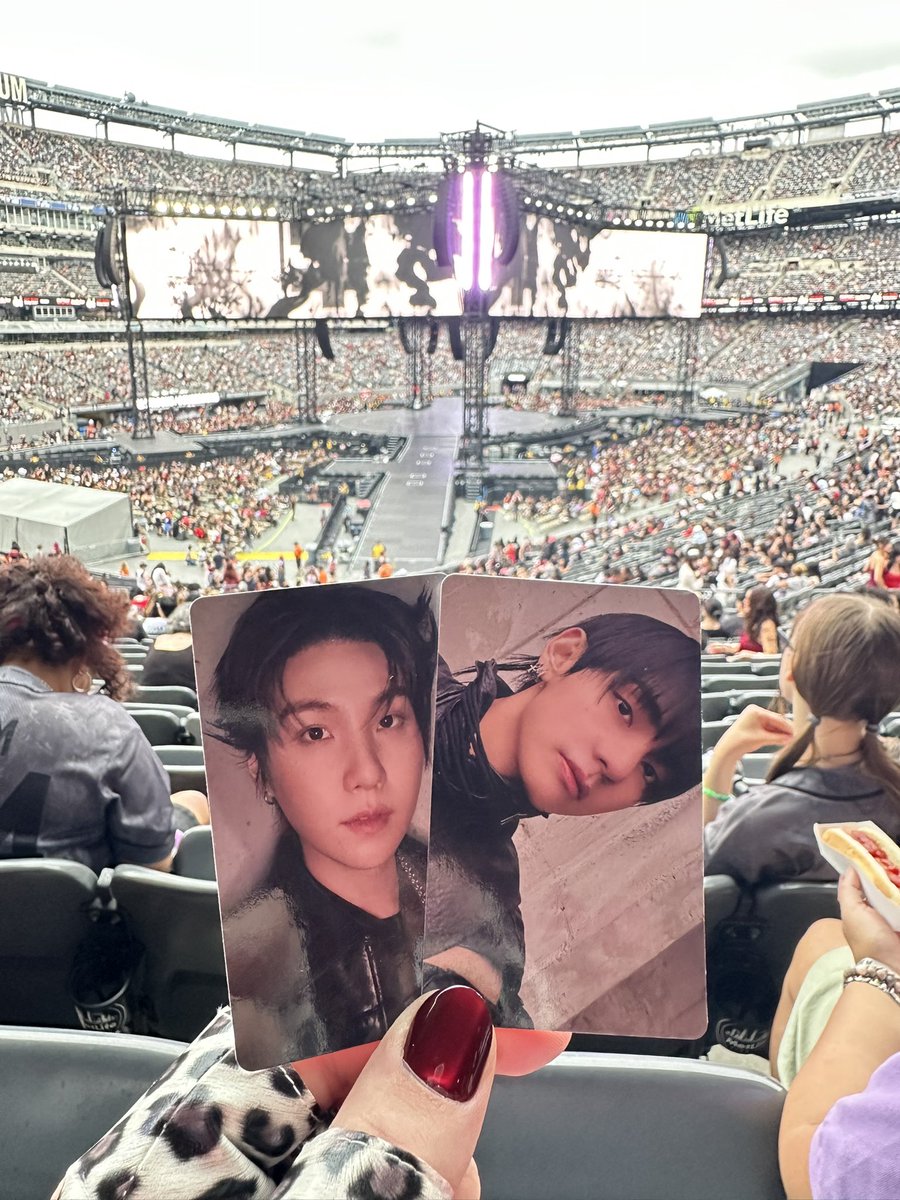 KristinVolandt's tweet photo. Hiiii in sec 121 if anyone wants to trade for Jimin!! #BTS_ARİRANG #bts #metlife #BTS_MetLife https://t.co/4Gmyg174n8