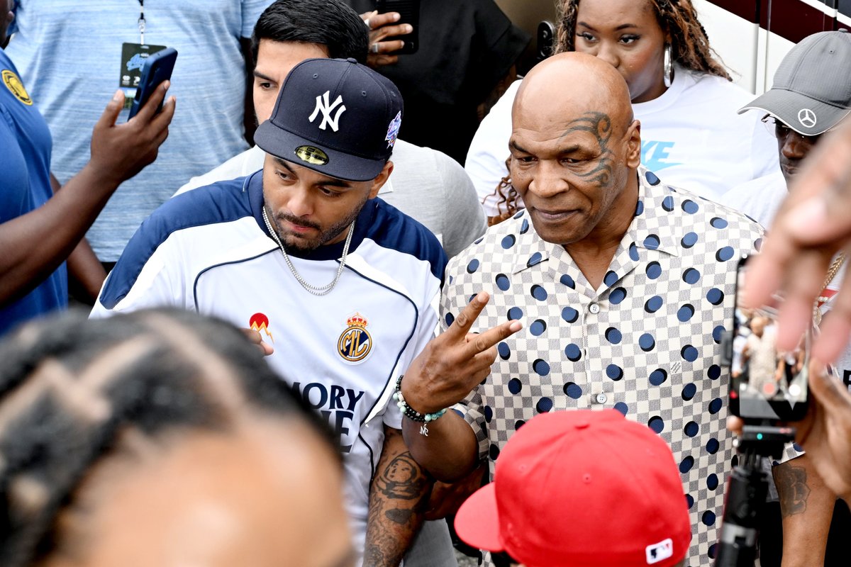 Power1051's tweet photo. A legend is IN THE HOUSE 😮‍💨

#AngiesBBQ https://t.co/8lmMEdRZJK