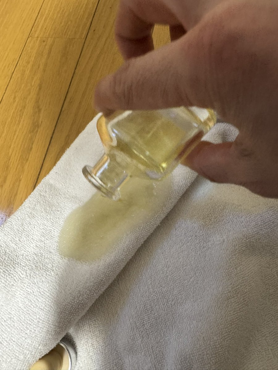 takizawa0914's tweet photo. 【今日のごみトリビア】
中身の入っている芳香剤はいらない布に染み込ませて、乾いたら布は可燃ごみ、びんはびんの日（不燃ごみの地域あり）に出していただけると助かります。中身が入ったままで出される方がいますが、中身が入っているとびんの処理場の方が大変なので、協力いただけると嬉しいです https://t.co/XQIKoHJ7EQ