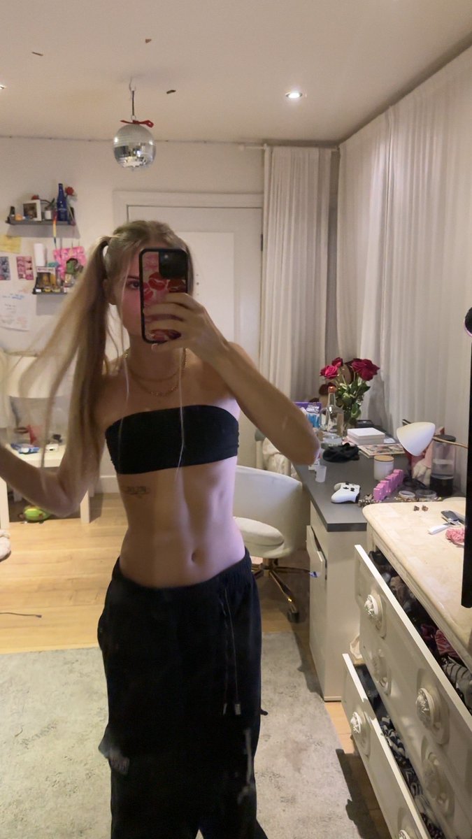 saviisspoiledd's tweet photo. hii guys i just woke up and im about to head to lunch i wonder which loser is going to bless me today🤪 https://t.co/9WUV5qAP6c