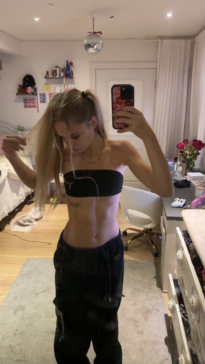 saviisspoiledd's tweet photo. hii guys i just woke up and im about to head to lunch i wonder which loser is going to bless me today🤪 https://t.co/9WUV5qAP6c