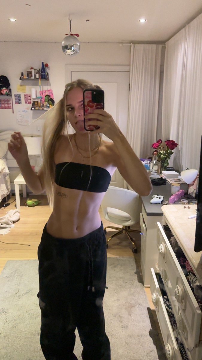saviisspoiledd's tweet photo. hii guys i just woke up and im about to head to lunch i wonder which loser is going to bless me today🤪 https://t.co/9WUV5qAP6c