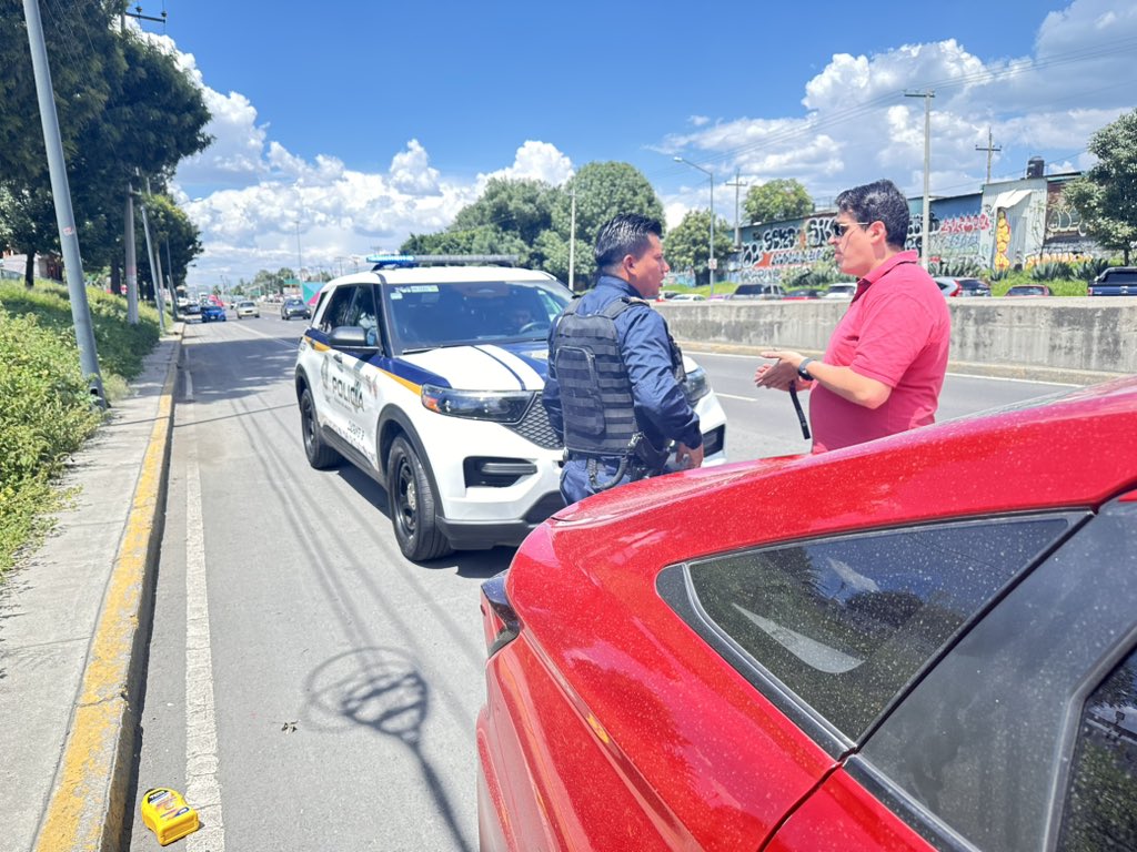MirLorenCaG's tweet photo. @UCS_GCDMX @SSC_CDMX Hoy 02 ago 2026 a las 14:17 h, fui detenida por una patrulla de la SSC del Cuadrante 12, placas MX-695D-4. En av. GranCanalDesague,El oficial J. M. Vélez, argumentó que la detención era por un porta placas que, según él, obstruía las letras de la matrícula. https://t.co/oMvXZBShd2