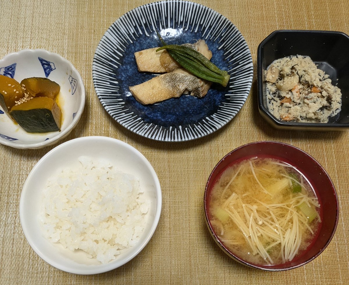 mt_blues_blues's tweet photo. 皆さんは鱈はどんな調理方法が好きですか？
煮付け、これかなりアリです。

昨日、仕事終わりに頑張って作り置きしたから朝からとても豪華なご飯です。 https://t.co/Fddk6IenNH