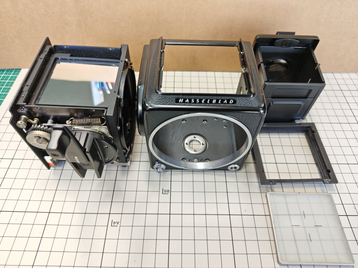 siva0265's tweet photo. ハッセルブラッド500C/Mを整備しました🤠
巻上げ、シャッター不動の500C/M 原因は遮光板開閉連動ギヤ(ゼンマイ)部の固着でした。ゼンマイを取り外し周囲ギヤを含め洗浄・注油し適正作動を確認、完動仕上げしました。
一番の難事はゼンマイ再設置でした。プラ板(透明)を軸中央に仮設置し、乱巻きの有無を目視確認しながらテンションを掛け再設置しました。
本当にハッセルはシンプルかつ設計力が高い素晴らしいカメラですね!