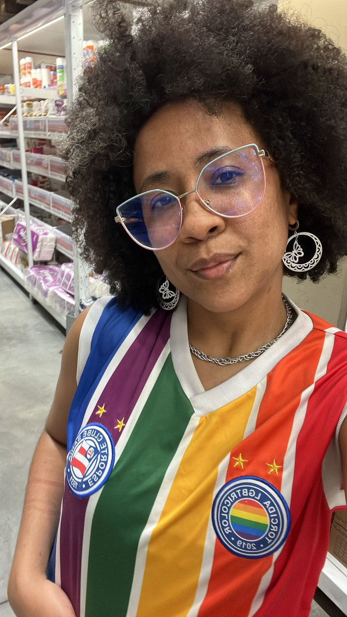 cantoranizah's tweet photo. Eu tava no mercado com essa camisa
Um menino de +ou- 8 anos
- OLHA UMA CAMISA DO BAHIA COLORIDA!
O pai n emitiu um sorriso n falou uma palavra 
A criança assim 😁😁😁 amei tia amei a camisa colorida do Bahia 😍😍💙🤍❤️ https://t.co/dXTh7YxPfR