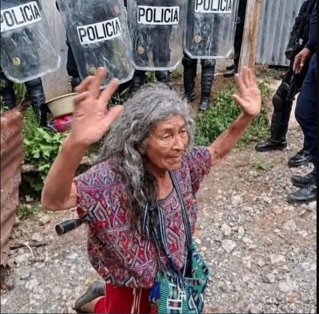 PublinewsGT's tweet photo. 😢🚨 Abuelita de 72 años sigue hospitalizada tras desalojo violento en Nebaj.
#Quiché #Nebaj #Guatemala #JusticiaParaJuana
https://t.co/mbvxl8YopI https://t.co/NK39gFzeGS