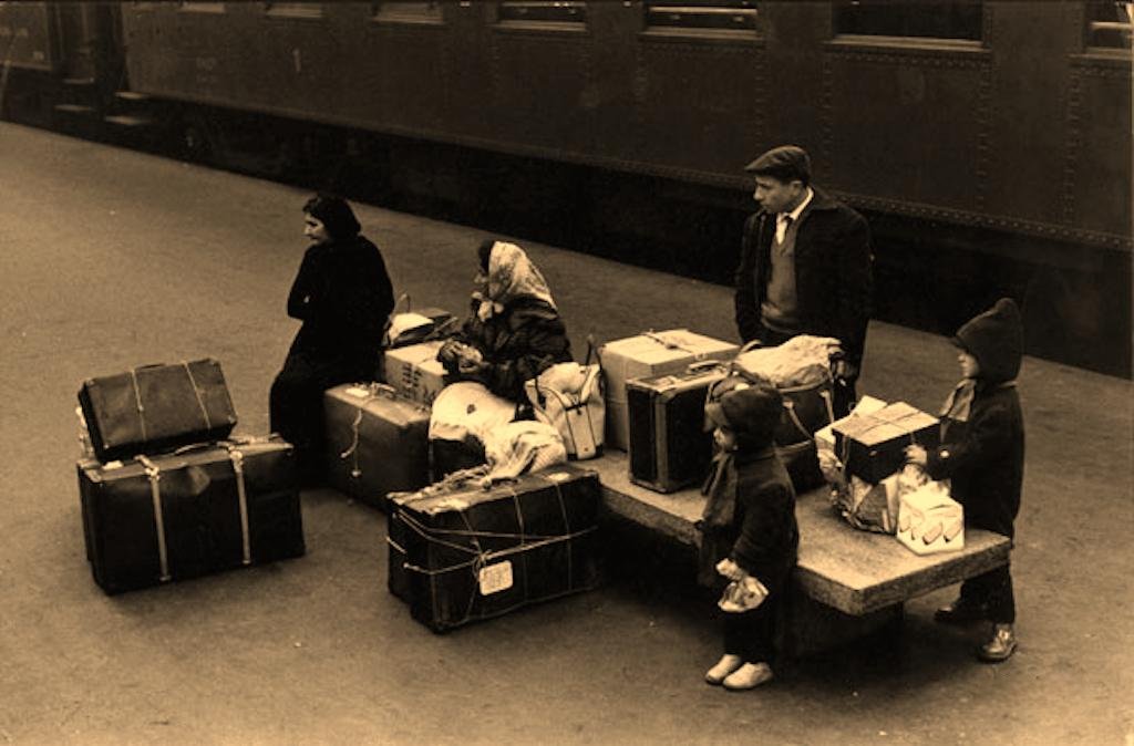 RenzoVaccarezza's tweet photo. La inmigración italiana a Chile es una historia que toca el corazón, un relato de valentía, sueños y legado que resuena en las calles de todo el país. Imagina a miles de italianos, dejando atrás sus pequeños pueblos en Liguria, Piamonte, Toscana o Emilia-Romaña, cruzando océanos en barcos abarrotados, con poco más que esperanza y la promesa de un futuro mejor. Llegaron a Chile, un país lejano, con sus manos llenas de habilidades y sus corazones cargados de añoranza, para construir una nueva vida. Pero no fue fácil. Los italianos enfrentaron la pobreza, el idioma extraño, la nostalgia por Italia. No solo trabajaron para sobrevivir; pusieron su alma en cada esfuerzo, transformando lo cotidiano en algo extraordinario, con un sentido de belleza, comunidad y alegría que sigue emocionando. Es un orgullo que se lleva en la sangre, un agradecimiento silencioso a esos padres y abuelos que, con cada esfuerzo, construyeron un puente hacia un futuro mejor.

@ItalyinChile @ValeriaBiagiott