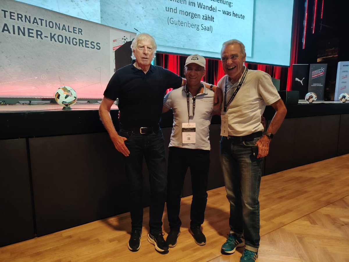alpiedeldeporte's tweet photo. El técnico costarricense, #HenryDuarte, presente en Congreso Internacional de Entrenadores de la DFB en Mainz #Alemania. Compartió con Rutemoeller y Steuber, profesores de Licencia Profesional. También estuvo con ex compañeros de curso en 1993 https://t.co/E0pN5xLrqH