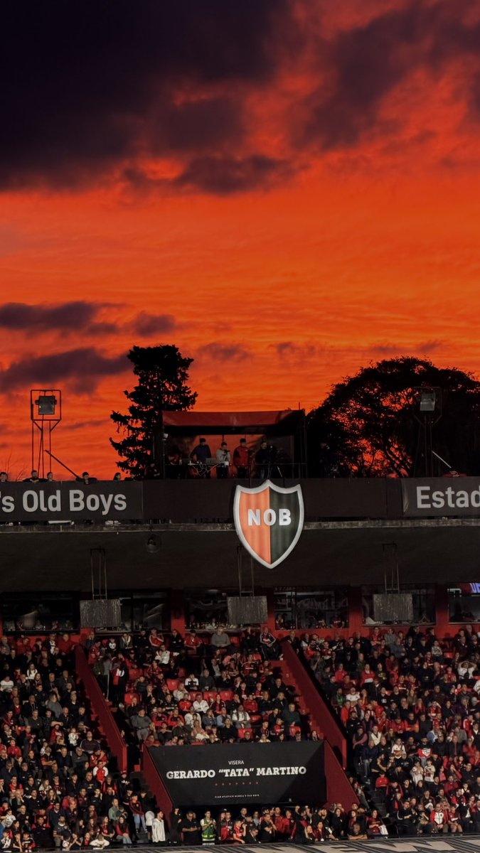 Ninusayegh's tweet photo. Por unos minutos, el cielo del Coloso se tiñó de rojinegro ❤️🥹🖤 https://t.co/lqCgkgOOaE