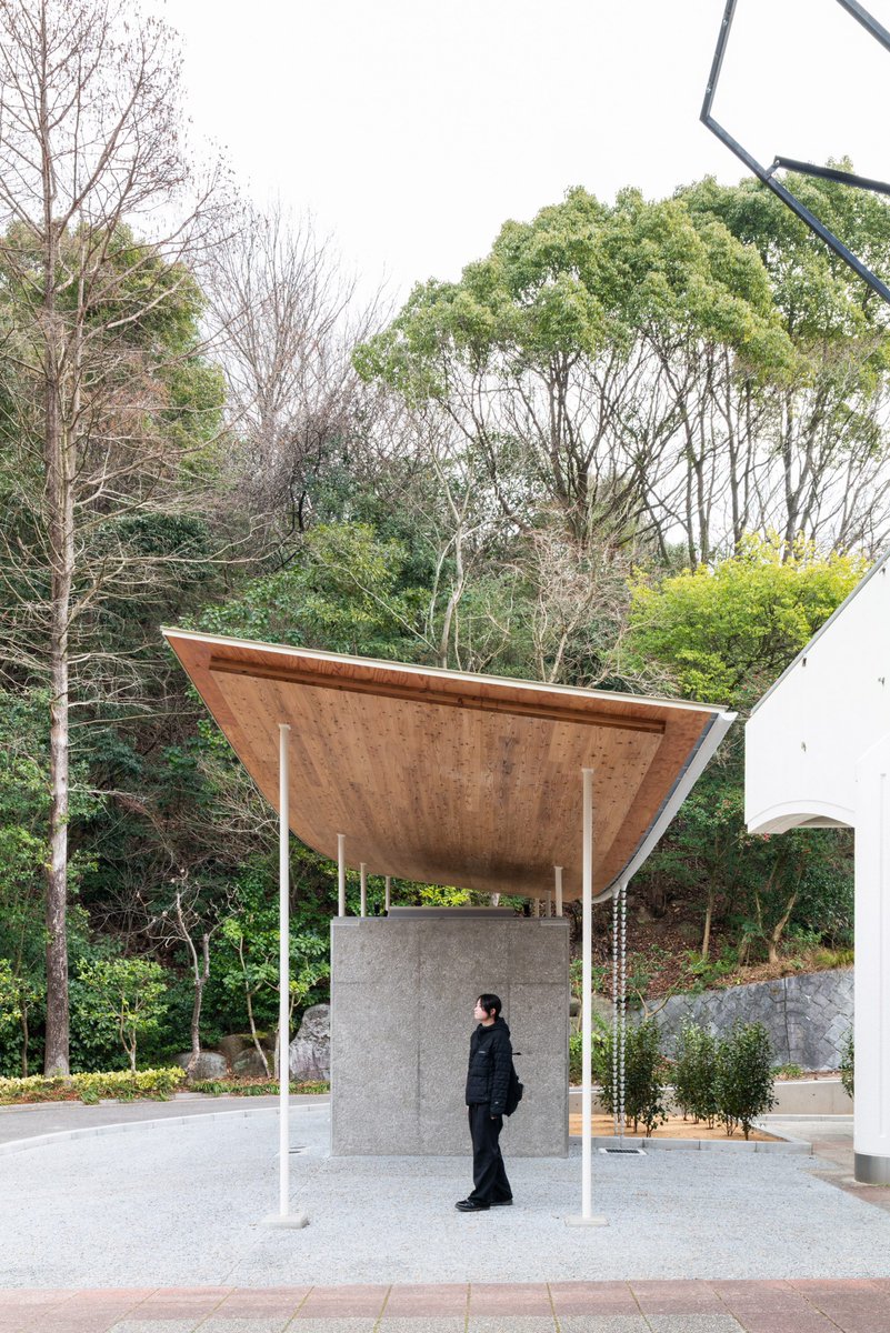 dezeen's tweet photo. Yano Aoyama Architecture Design tops public toilet in Japan with sweeping timber canopy:
https://t.co/T8T7vyt7X1 https://t.co/reaOVo0AHI