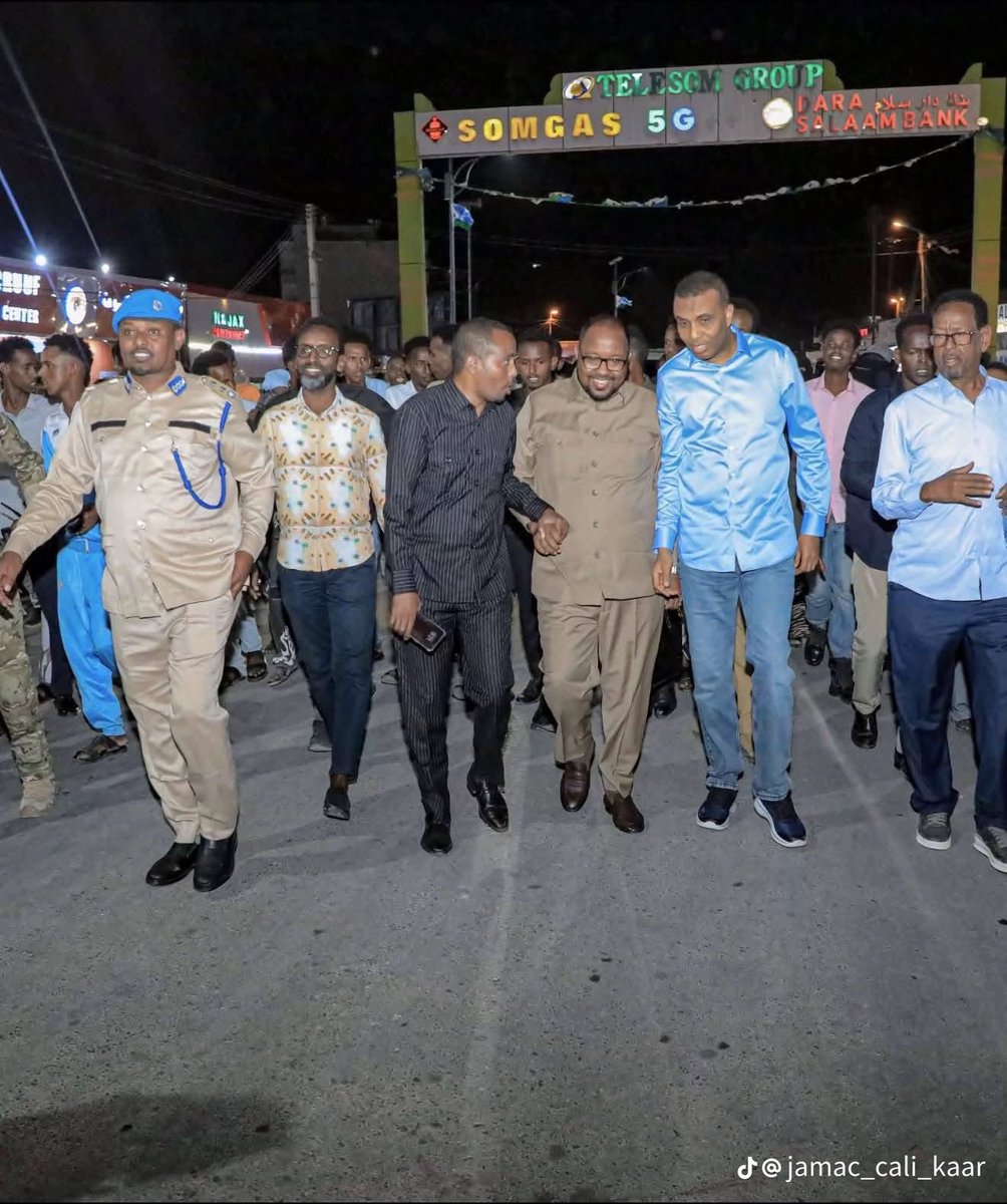Shabuu_II's tweet photo. Caawa Garowe waxaa dhex wareegaya ciyaal TikTok iyo qadan af-balaadh iyo Soomaali-diid ay hogaaminayso; Laascaanoodna waxaa ka muuqda calanka iyo astaanta qaranka Soomaaliyeed, oo Raisal wasaare xamse magaalada dhex tamashlaynayo. Halkaas ayuu Deni Puntland gaarsiiyay. 🤷‍♀️ https://t.co/3JbjEPZLAi