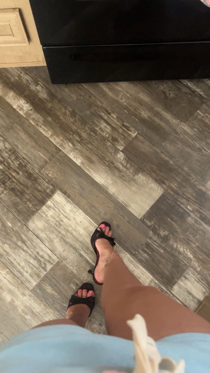 Sam248407881075's tweet photo. Someone send me 100$ I want my toes done ;) https://t.co/yjDKabwP64