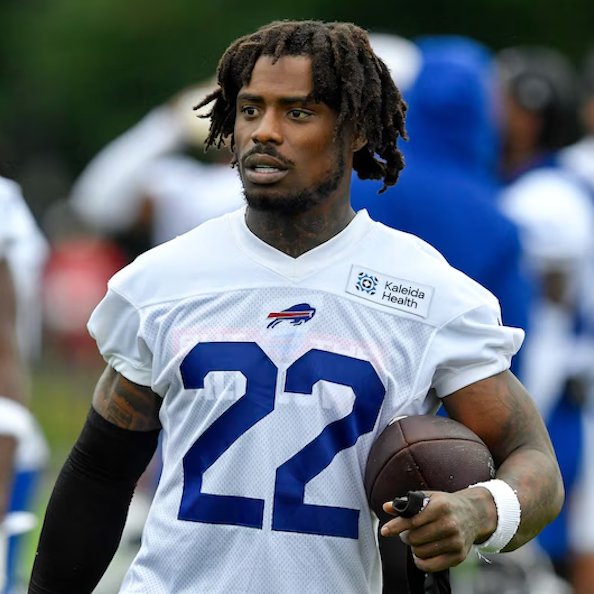 NFL_DovKleiman's tweet photo. Role Model: C.J. Gardner-Johnson gifted $20K to a staffer to help her pay off her student loans.

"She help us on the field, right? Keep us fresh. Only here with us for a camp, so why not like repay with respect."

CJ is an absolute legend ❤️👏 https://t.co/f59fLxvqZc