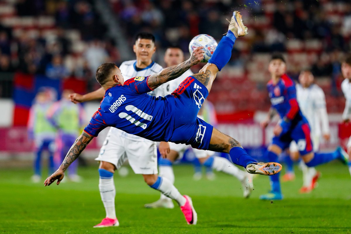 udechile's tweet photo. GO-LA-ZO, EDU QUERIDO 💙

#UdeChile 2️⃣-0️⃣ #Huachipato
#VamosLaU 🔵🔴 https://t.co/DnDol7N4Ip