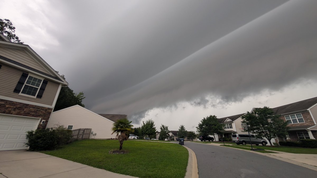 RechyWX's tweet photo. A pretty picturesque shelf cloud just rolled through Indian Land @SCweather_wx @wxbrad #scwx https://t.co/lQaXN5x7AV