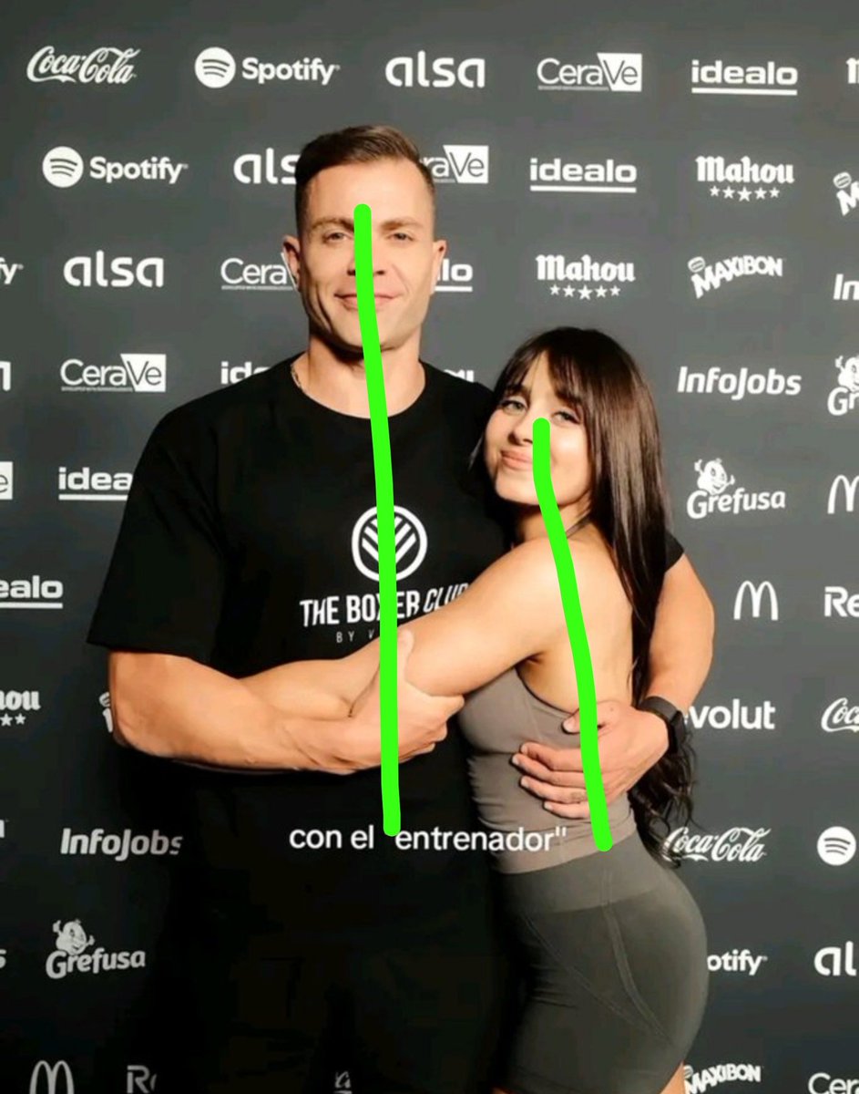 Clonazepamers's tweet photo. Es brutal la diferencia entre ser un beta-cuck male como Pablo, inclinarte ante la hembra, y ser un Chad como el entrenador, mostrar formidability e inclinar a la hembra hacia ti.

No hace falta ser muy listo para ver cuál de los dos machos es el high-rank que se lleva la cópula. https://t.co/Y06f9YblP3