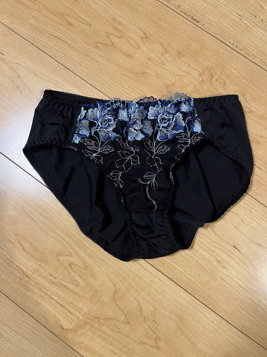 do1joSLBIwykG4D's tweet photo. いつもの黒色。
薄っすらだけど、筋はクッキリ。 https://t.co/lmWpcwHsBL