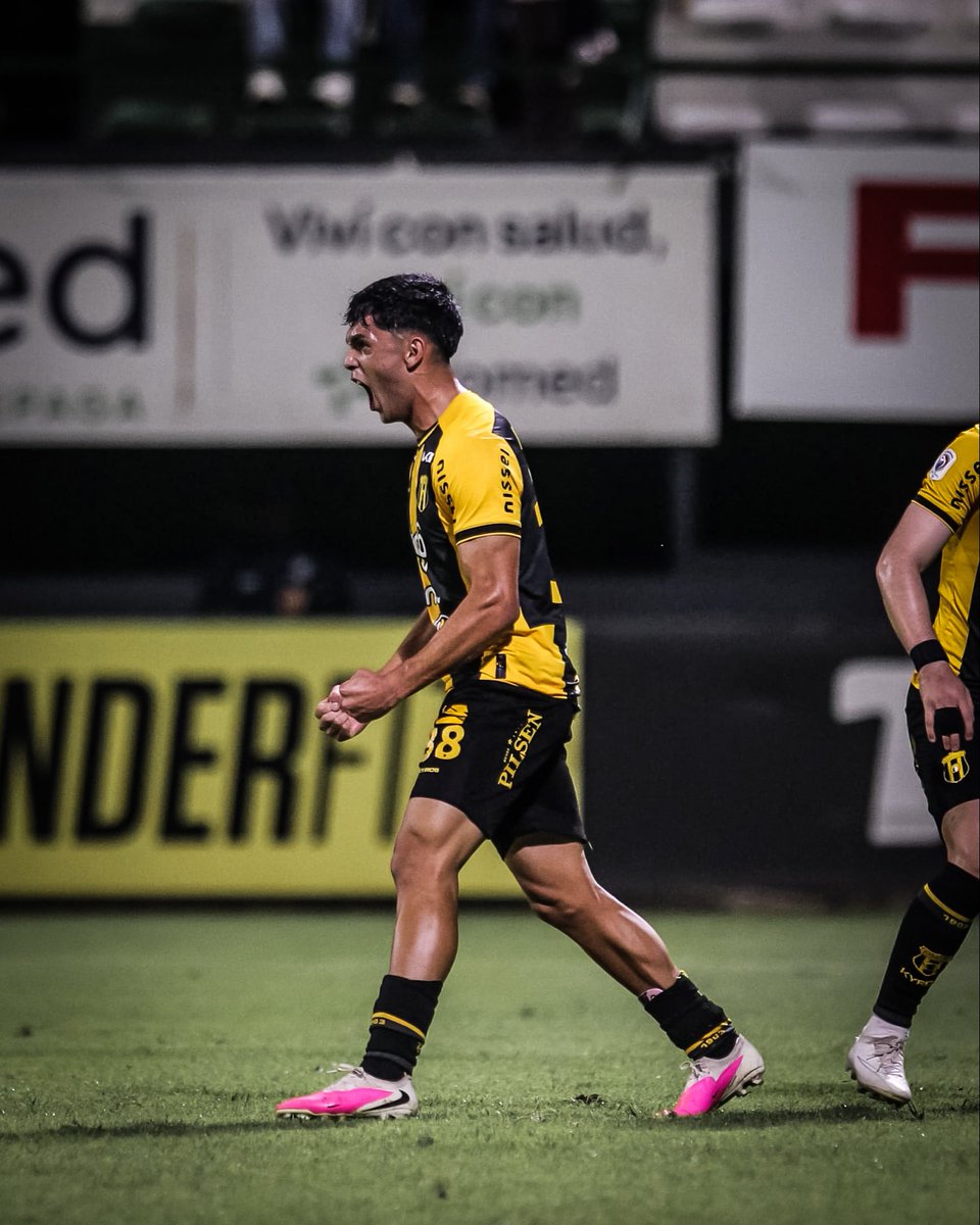 ClubGuarani's tweet photo. 🫵🏻 ¡Con todo, Patricio! 

#VamosLegendario🟡⚫️ https://t.co/6mydeb9o1n