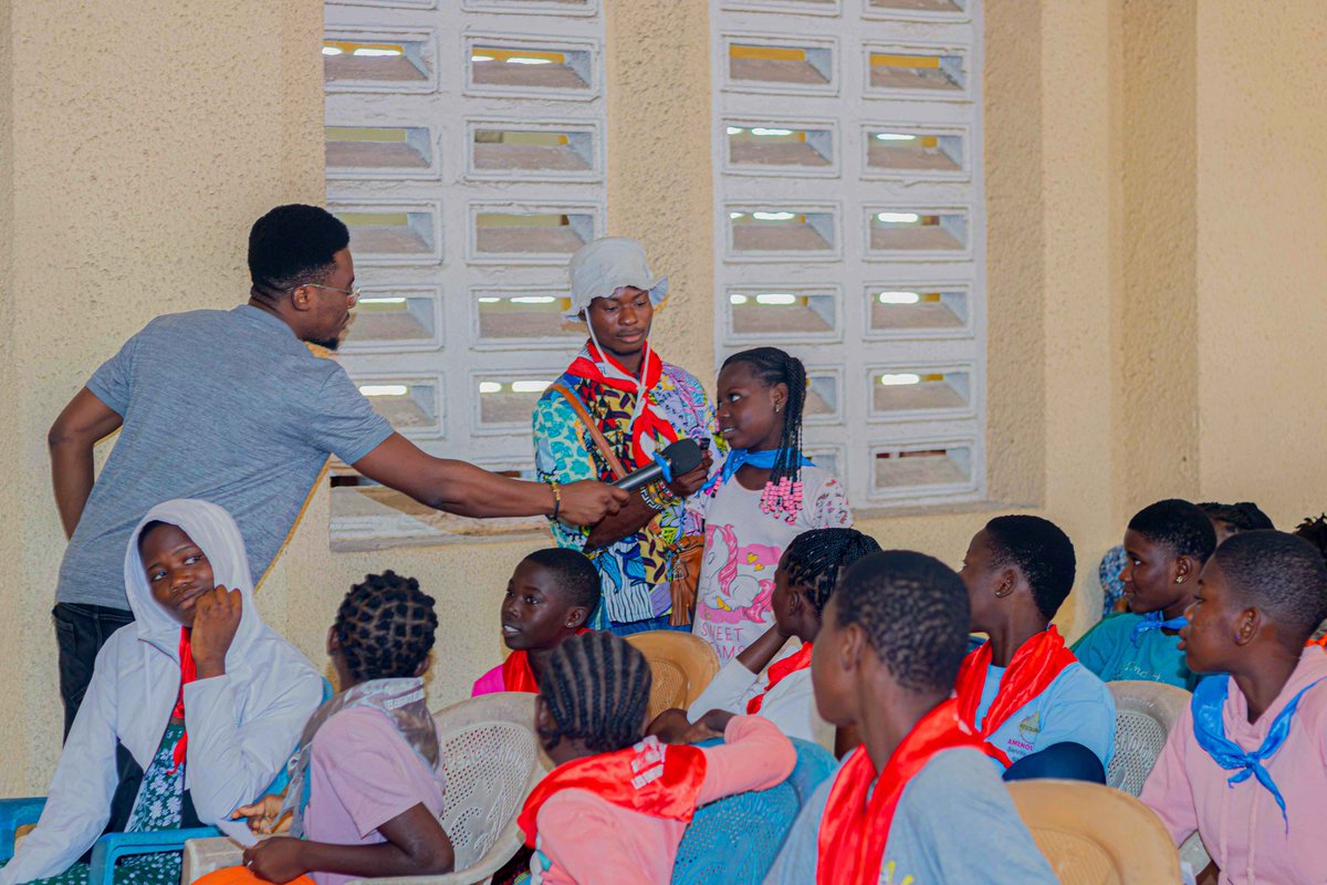 DuSol_tg's tweet photo. 🍅🫚 Formation sur les chaînes de valeur tomate & gingembre au camp « Bâtir Ensemble », suivie d'une simulation grandeur nature : producteurs, commerçants, banque, consommateurs, entrepreneurs. #DUSOL #Togo https://t.co/36e1PsLnZj