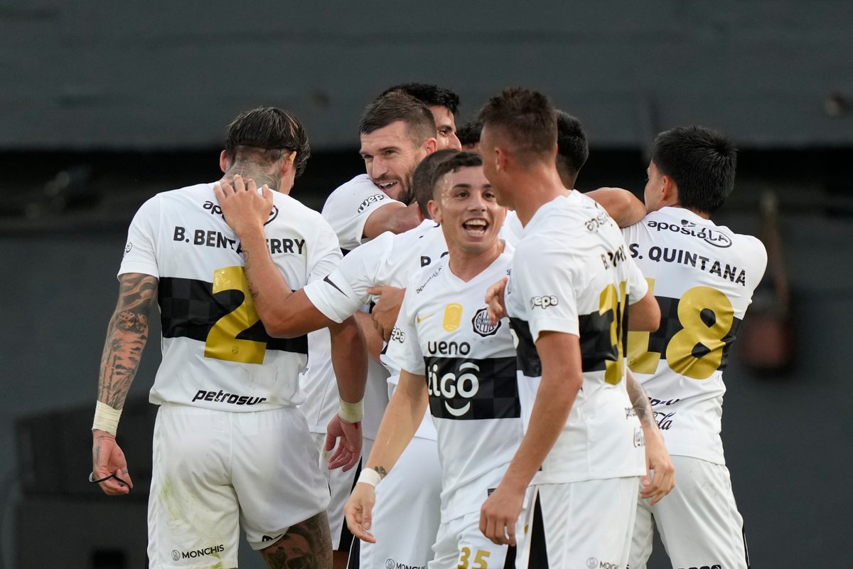 El_Universal_Mx's tweet photo. 🇳🇿 ¡Tim Payne 4⃣ anota en su debut con Olimpia! 🇵🇾 

El jugador neozelandés que fue la sensación durante el Mundial 2026 anotó al minuto 81' para aumentar la goleada de Olimpia 5-0 a Rubio Ñu.

#FOTOS: AP y AFP https://t.co/fCnR4XcNBE