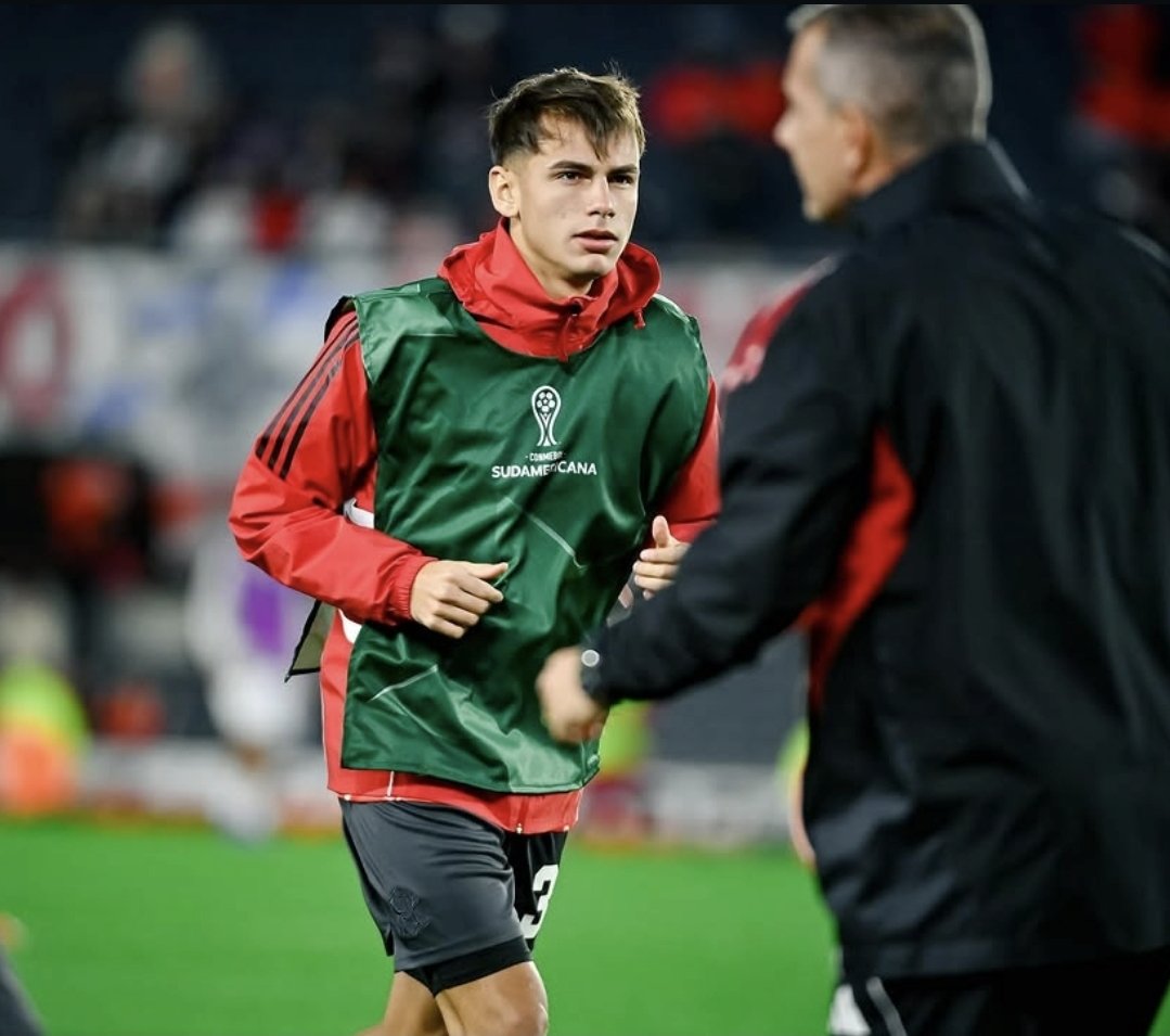 frabigol's tweet photo. Joaquin Freitas, solo contra el mundo. Jugando en una posición que no es suya.

La mejor aparición de los últimos años, el único jugador que da la cara por River. 

Y mientras tanto, el técnico de River, como es costumbre, se encarga de basurearlo. https://t.co/VwqLBagDE9