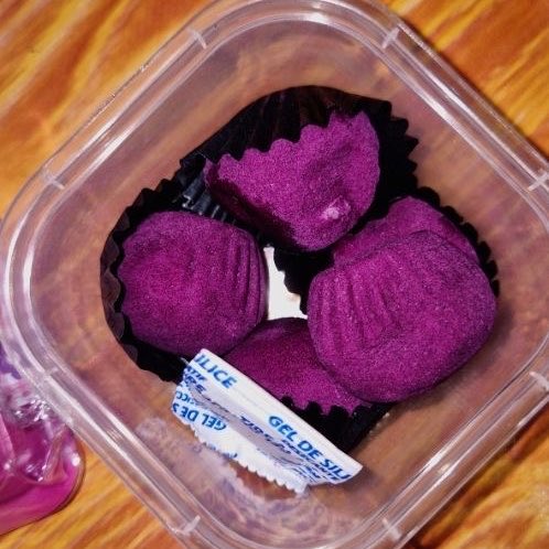 flowerrosessis's tweet photo. JUJUR NGILER BANGET😭‼️⁉️ Ube dubai chewy cookie cuman 30k ajaa?? murah bangett ga sihh liat dehh isiannya super full gitu🤤🤤 https://t.co/oqlLWphzcT