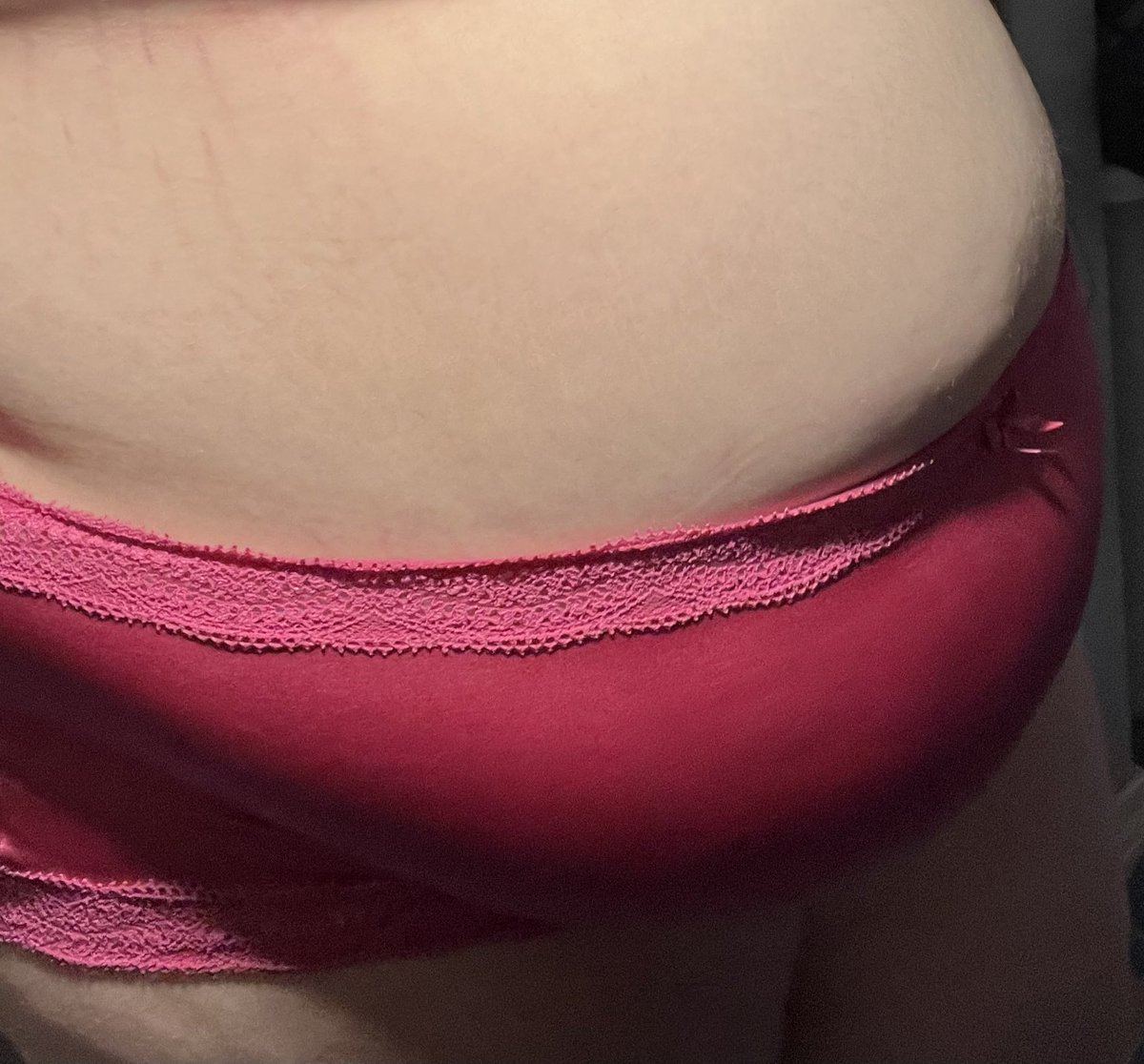 prettipiggi07's tweet photo. Weird angle and I’m holding my boobs out of the way but here is a tummy pic. My stretch marks have such interesting patterns… (no nudity but marked as nsfw just in case!!!) https://t.co/tUuGfKE929