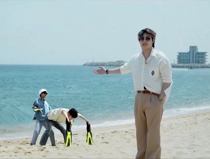 sitdownjohnny's tweet photo. no one does out of context pics like them omfg https://t.co/AMh9KZ2ITO