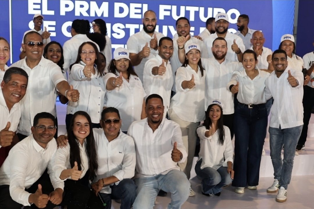 AlexSolisRD's tweet photo. #Hablemosprm es una iniciativa que acerca las bases del partido, escuchando las fortalezas y aprende de las oportunidades para seguir avanzando en tener un @prm_oficial para los nuevos tiempos.
@SanzLovaton @GloriaReyesG @PRM_Oficial https://t.co/rYzyM9Sxqt