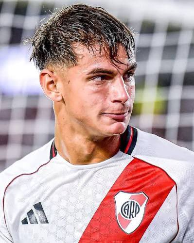 cris__ese's tweet photo. Gastan 100 millones por mercado para que la figura del equipo sea un pibe de 21 años que encima lo ponen de carrilero

A mi me daría vergüenza 

Gracias por ponerte el equipo al hombro, Freitas https://t.co/Hnv03sBNDn
