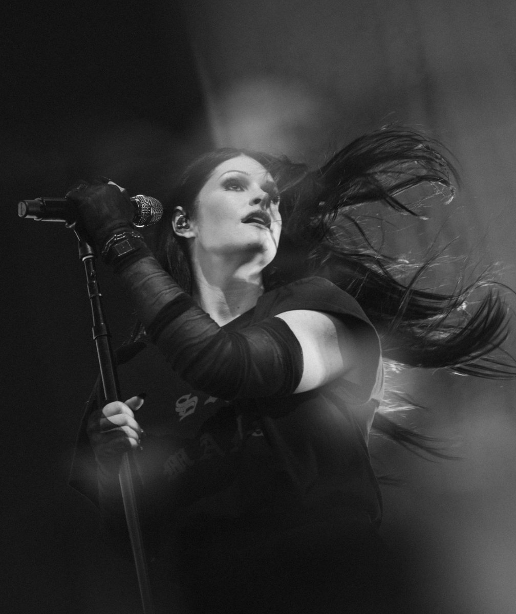 SOTSPodcast's tweet photo. Courtney LaPlante (Spiritbox) is celestial in new performance photo.

📷 Alexander Bemis https://t.co/Ghr0gjCGCW