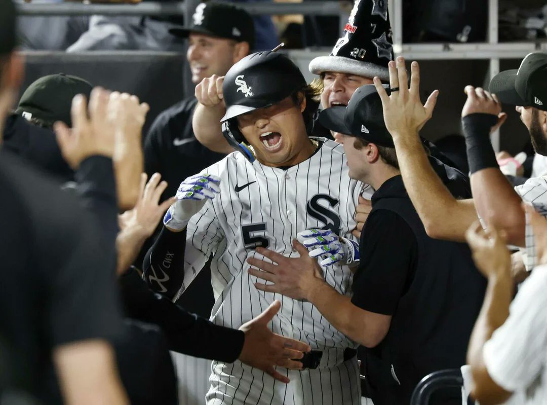 gogogo123ka's tweet photo. 村上宗隆、去年のオフはMLBの速球に対応できないってずっと言われてたんだよな。

蓋を開けたら97マイル以上、つまり時速156キロ超の打席だけ抜き出すと
27打数7安打、うち本塁打4本で二塁打2本。

OPSにすると1.206。

シーズン通してもOPS.924で24本打ってる男が、一番きつい球でむしろ数字を伸ばしてる。

打席でもベンチでも、村上って適応力がずば抜けて高いのかも。

#村上宗隆