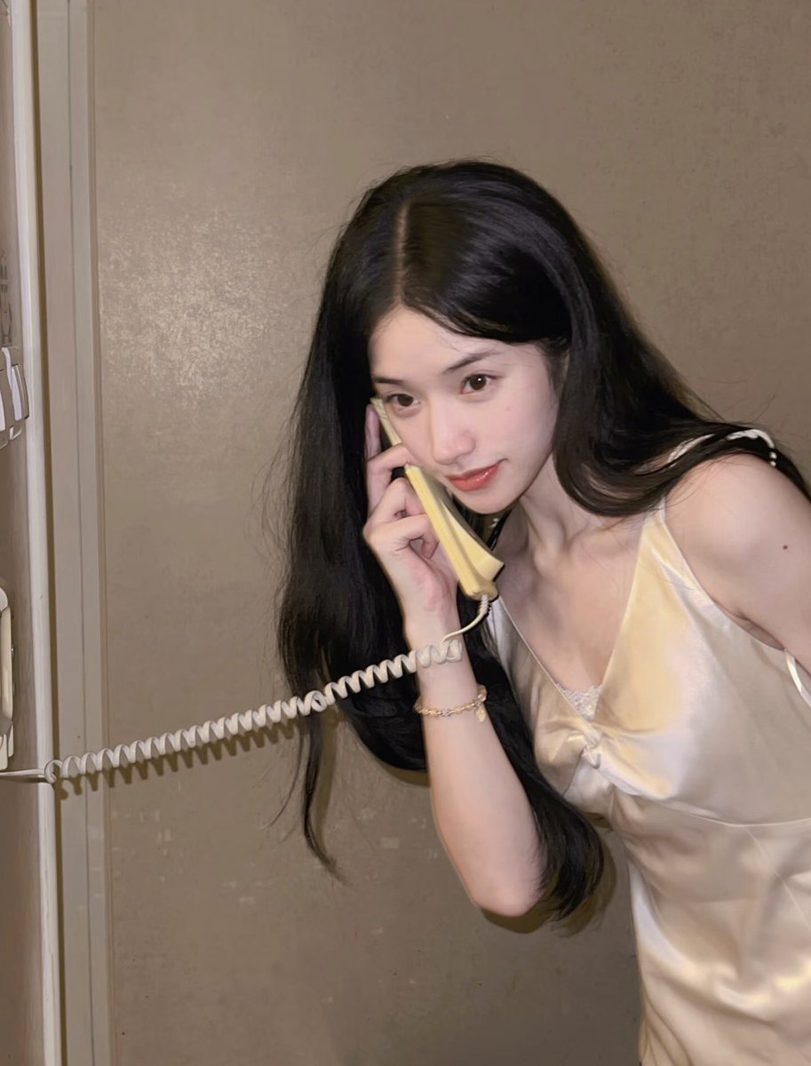 teninimi's tweet photo. #theclockstrikesblue D2
trying to call the main star of this night to answer my phone and convince him to play an encore. i checked the setlist and there are many songs perfect for looong kisses and grabbing your lover’s butt. https://t.co/2EceWuThn5