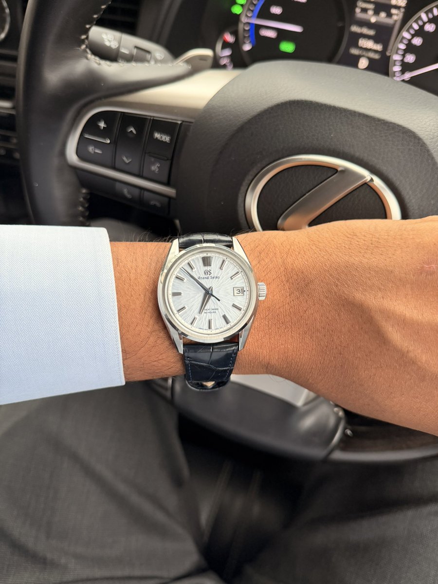 sunitr's tweet photo. 僕にとって最初の Grand Seiko は、これからも特別な一本です。SLGH027 Mt. Iwate Limited Edition は、僕を Evolution 9 のデザインランゲージの世界へ引き込んだ時計で、それ以来すっかり魅了されています。Ever-Brilliant Steel のブレスレットから Grand Seiko 純正のアリゲーターストラップに替えると、この時計はまるで別の表情を見せてくれます。もともと美しい Mt. Iwate ダイヤルが、より温かみを帯び、よりドレッシーに、そして一段と洗練された印象になります。 #GrandSeiko #evolution9 #SLGH027