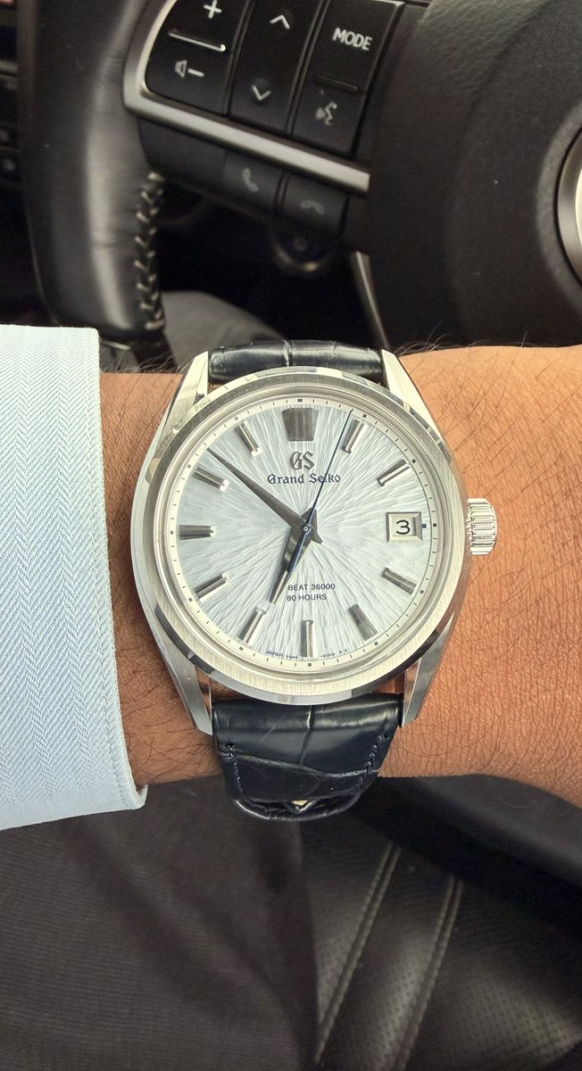 sunitr's tweet photo. 僕にとって最初の Grand Seiko は、これからも特別な一本です。SLGH027 Mt. Iwate Limited Edition は、僕を Evolution 9 のデザインランゲージの世界へ引き込んだ時計で、それ以来すっかり魅了されています。Ever-Brilliant Steel のブレスレットから Grand Seiko 純正のアリゲーターストラップに替えると、この時計はまるで別の表情を見せてくれます。もともと美しい Mt. Iwate ダイヤルが、より温かみを帯び、よりドレッシーに、そして一段と洗練された印象になります。 #GrandSeiko #evolution9 #SLGH027