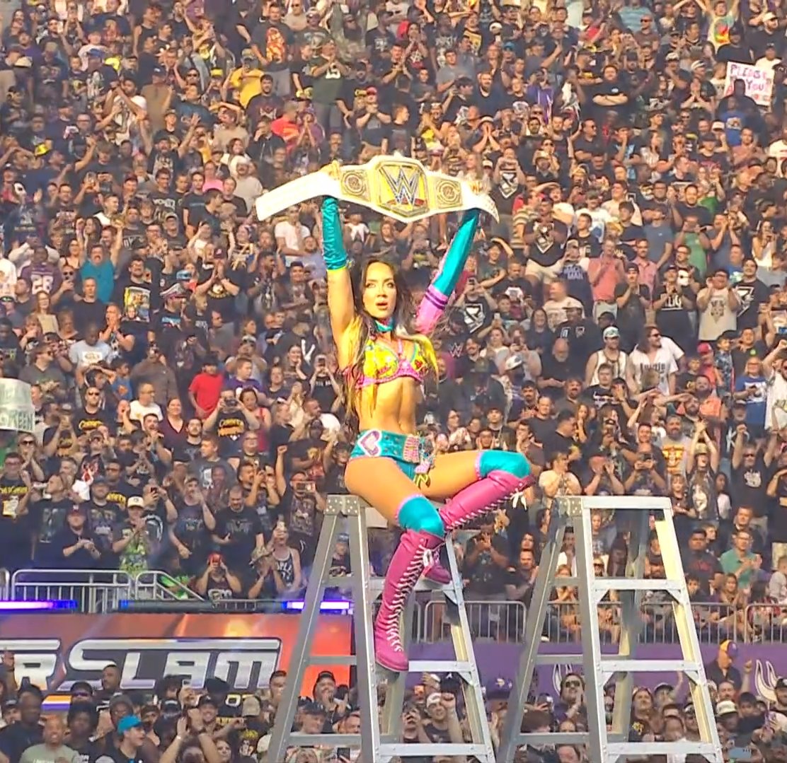 UniversCatch's tweet photo. CHELSEA GREEN L'A FAIT ! 👏

Nouvelle championne WWE (par intérim) !

#SummerSlam