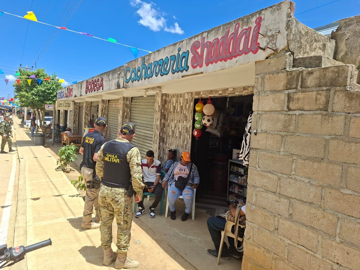 Ejercito_Div1's tweet photo. En el corregimiento de Nuevo Colón, municipio de Pueblo Bello, #Cesar, soldados del @GaulaMilitares desarrollan una jornada de prevención dirigida a la comunidad, dando a conocer la #Línea147 ☎ un canal gratuito y confidencial para denunciar casos de extorsión y secuestro.

​#YoNoPagoYoDenuncio
#DecimaBrigada🪖