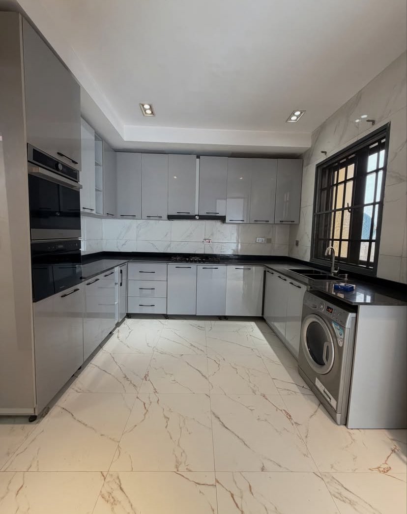 Dir_Martinsz's tweet photo. This is 4 bedrooms with 2 rooms bq and fitted kitchen

Shared apartment - 350k per person.

Inspection fee - 500k

Location: Life camp Abuja https://t.co/yG8RAFQtCK