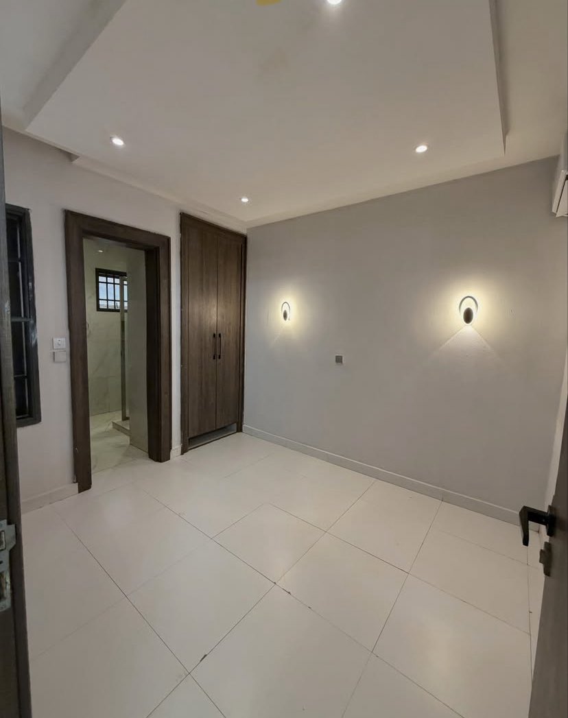 Dir_Martinsz's tweet photo. This is 4 bedrooms with 2 rooms bq and fitted kitchen

Shared apartment - 350k per person.

Inspection fee - 500k

Location: Life camp Abuja https://t.co/yG8RAFQtCK