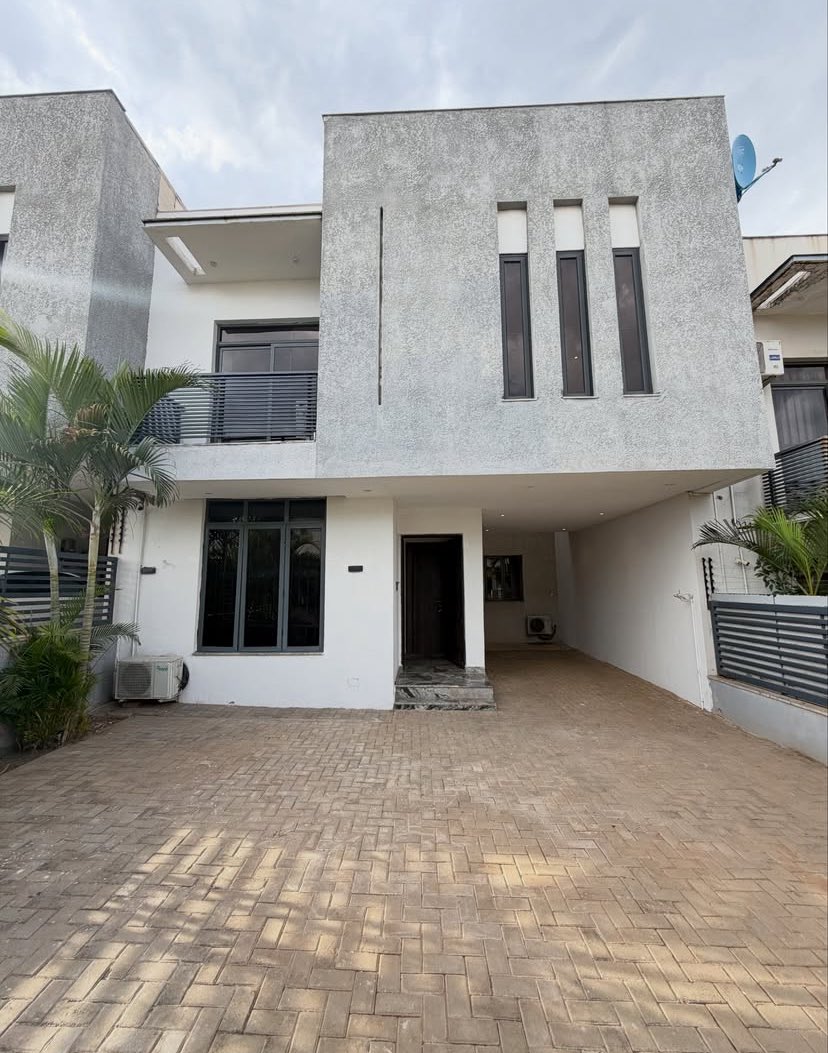 Dir_Martinsz's tweet photo. This is 4 bedrooms with 2 rooms bq and fitted kitchen

Shared apartment - 350k per person.

Inspection fee - 500k

Location: Life camp Abuja https://t.co/yG8RAFQtCK