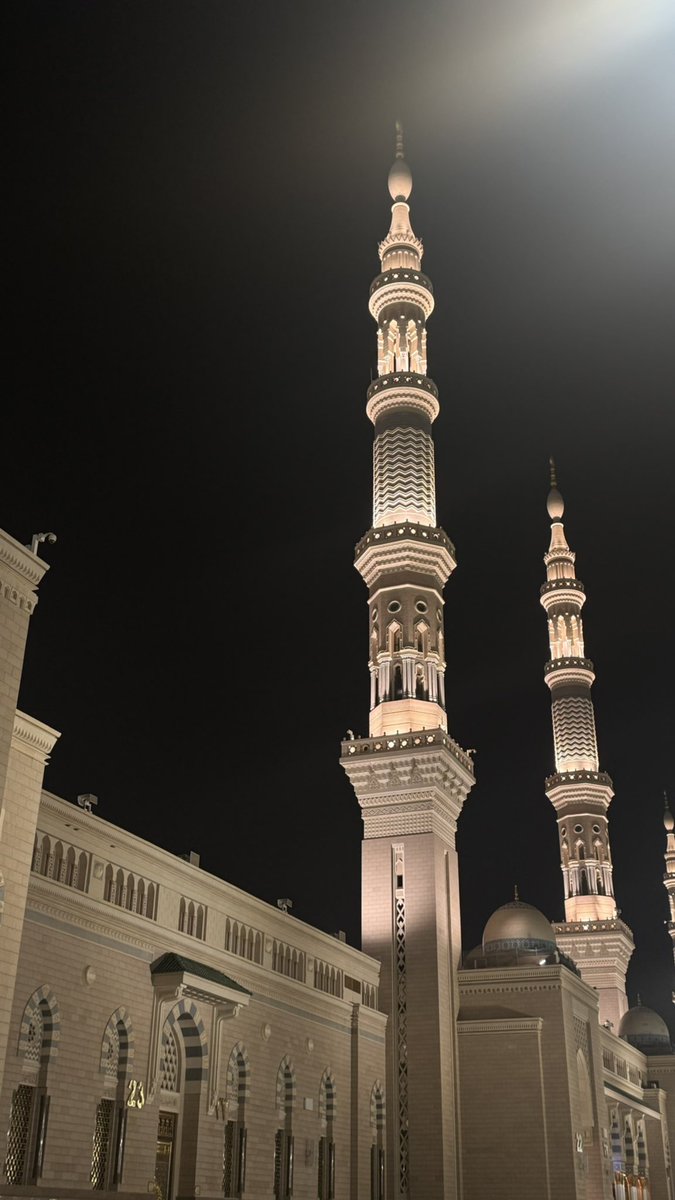 iirlii5's tweet photo. لقد إصطفاني لـ لقائه مجددًا عدتُ إليه مشتاقة شوقًا كثيرًا أجمـلُ بقاع الأرض مدينة نبينا مُحمـد🤎 https://t.co/zhPs2Q6SpB